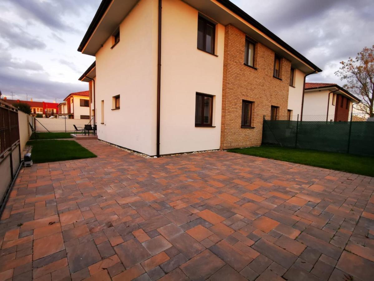 Relax&Sun Apartment Dunajska Streda Bagian luar foto